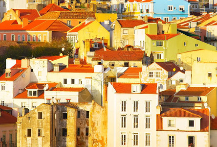 古老的Lisbon镇传统脚印建筑背景图片
