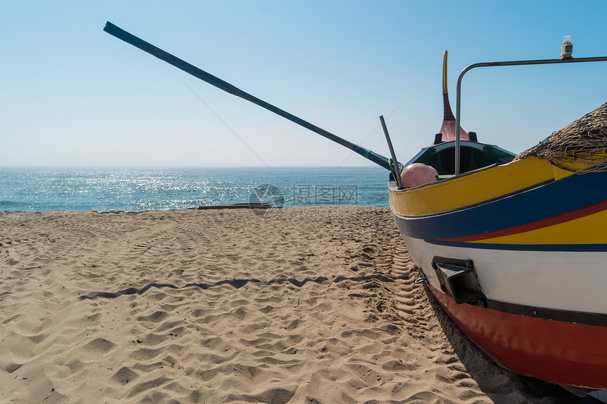 在parmosepinhortugal的海滩上典型葡萄牙老渔船图片