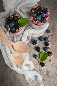 黑莓蓝冰淇淋和花粉图片