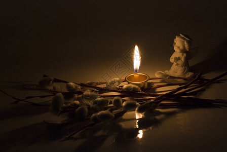 天使燃烧的蜡烛和柳树枝图片