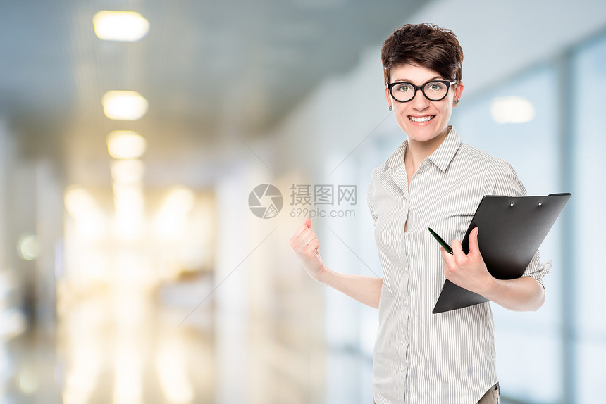 带着眼镜的快乐女人成功做生意办公室肖像图片