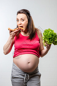 饥饿的孕妇选择非生产食品图片