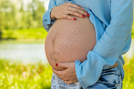 孕妇的孕肚近照图片