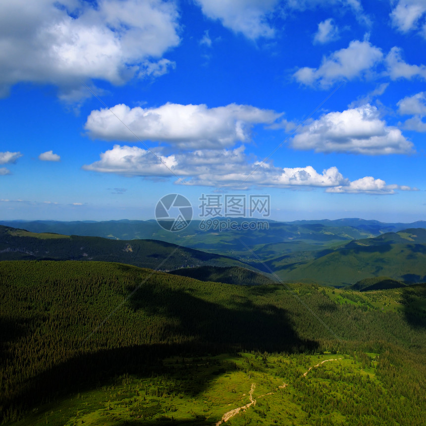 喀尔巴阡山峰和蓝天空图片