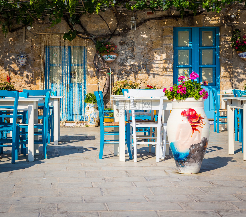 在Marzmei的一家传统意大利餐厅里设置桌和椅子阳光明媚的西里语图片
