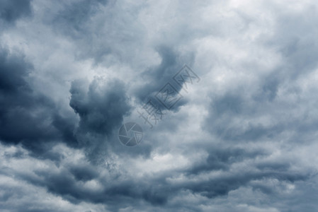 乌云笼罩着的暴风天空图片