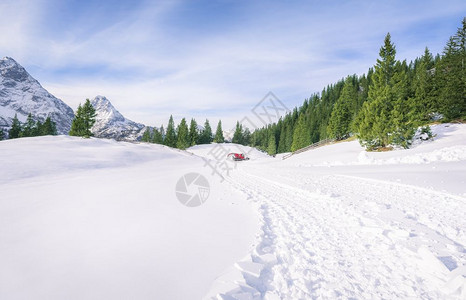 雪峰和道路足迹图片