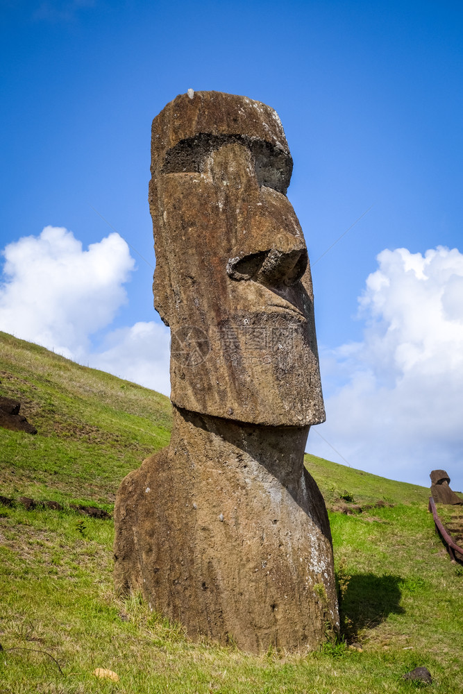 东岛Rarku火山上的moais雕像图片