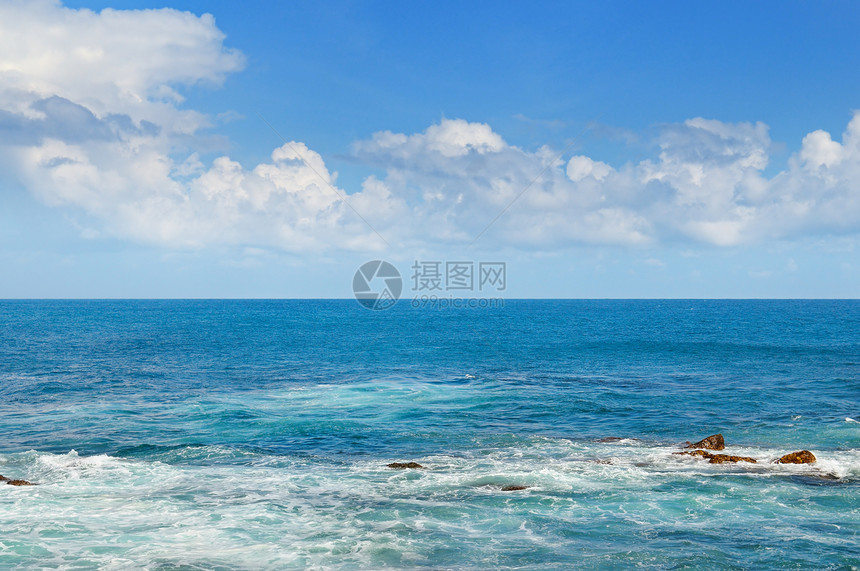 热带海洋高浪和蓝天空图片