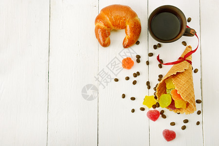 咖啡羊角面包华夫饼和果酱放在木白背景上空闲文本间图片
