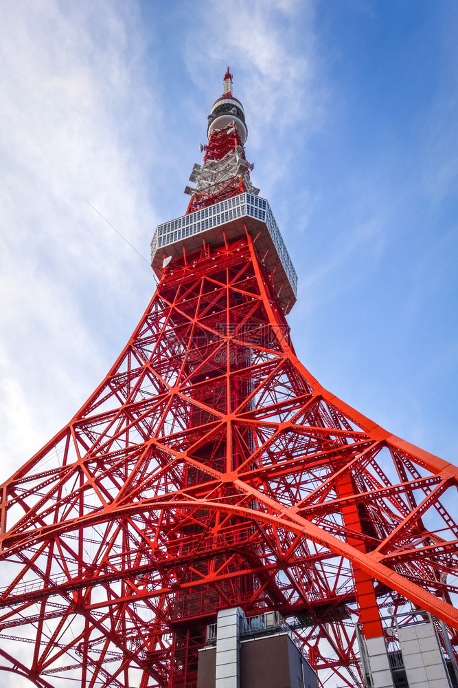 日本蓝天背景上的东京塔日本东京塔图片