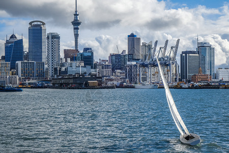 奥克兰帆船新西兰奥克市中心从海洋和帆船水奥克兰市中心背景