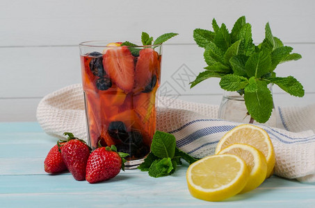以柠檬橙子草莓和蓝补充夏季自制鸡尾酒背景高清图片素材