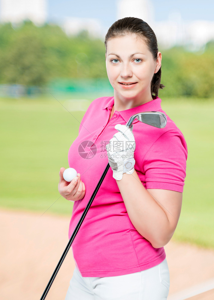 年轻的黑发青喜欢打高尔夫假扮球场的背景图片