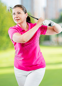 在打球俱乐部高尔夫球场的背景后成为女高尔夫球手图片