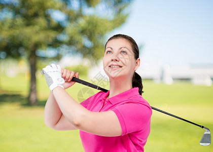 粉红色T恤衫专业高尔夫手肖像俱乐部球场背景图片