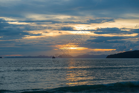 海山日落的光线天云图片