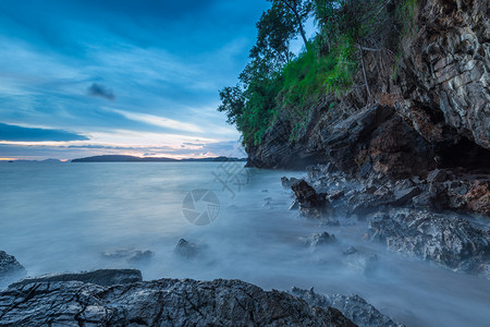 日落时美丽的泰国岩石海岸海景图片