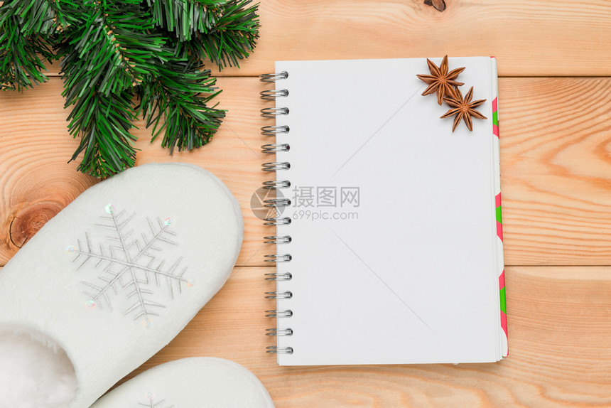 带雪花圣诞树枝和上面条目的注纸暖冬拖鞋雪花圣诞树枝和注纸图片