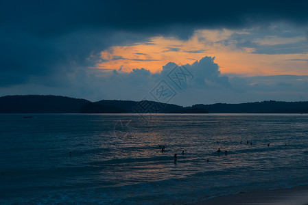 太阳在安达曼海的乌云中落下图片