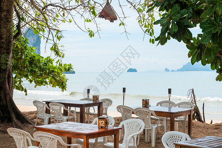 在海边的桌和椅子在餐馆的开放空气图片
