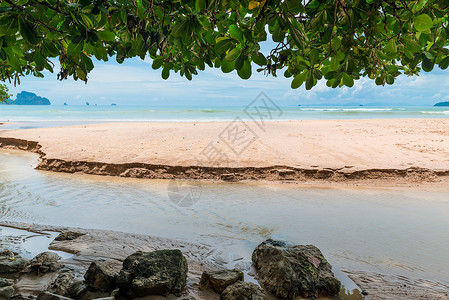 一条河流入大海的阴暗隐秘地方泰王国海滩的景象图片