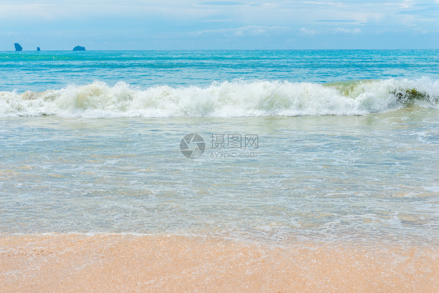 海浪美丽的沙滩和温Krabi度假胜地泰国图片