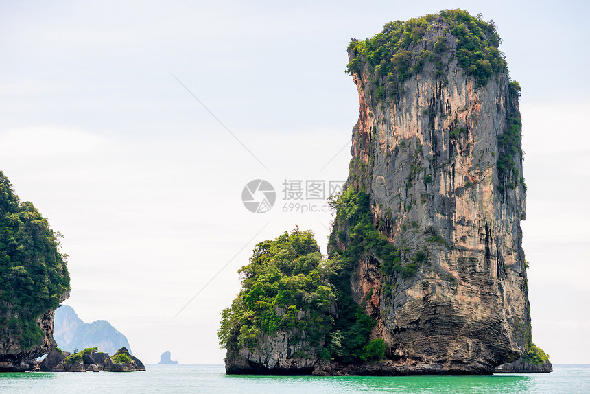 一个闪发光的岩石海湾俯视着地平线在泰国阳光明媚的一天图片