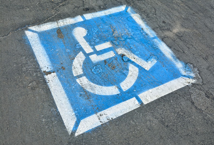 沥青路上的残疾人标志图片