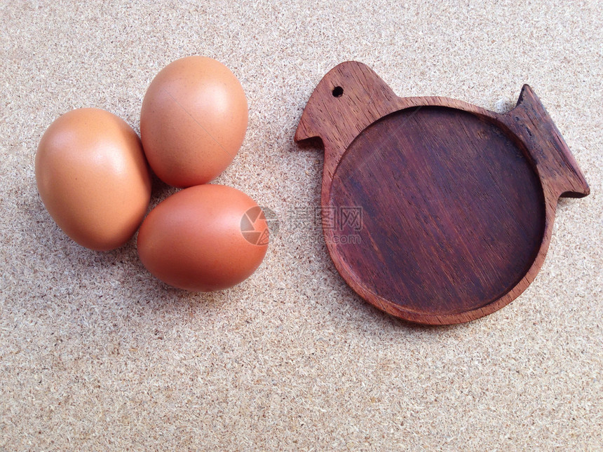小鸟形状木盘和旁边的鸡蛋图片