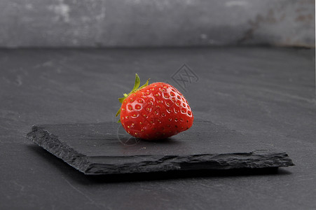 灰页上的草莓图片