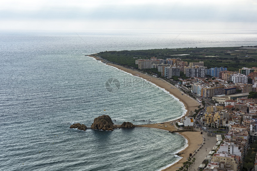 海岸线和blanes市中心西班牙加泰罗尼亚的顶部景色图片