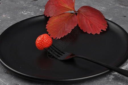 叉口和盘子上的草莓图片