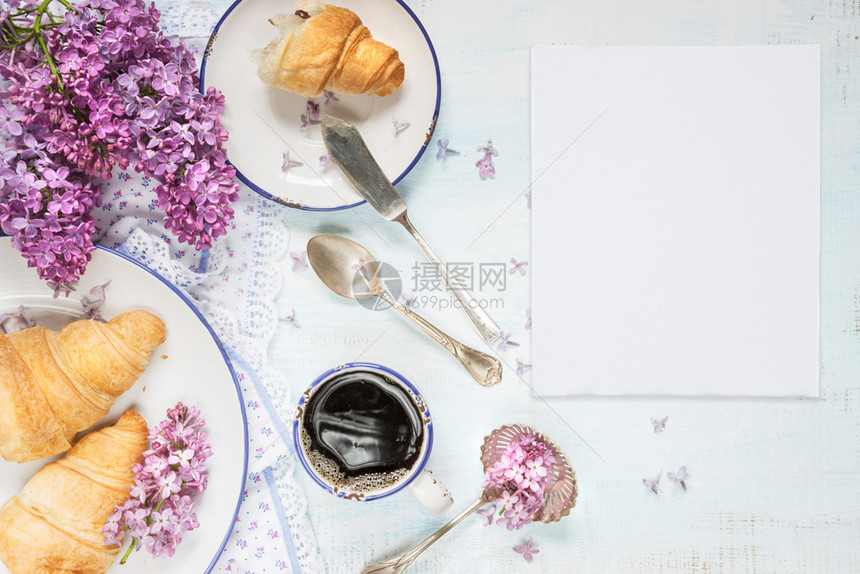 春早餐加一杯黑咖啡羊角面包白纸卡和花朵有文字空间图片