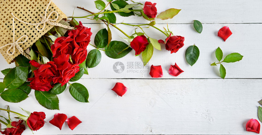 花朵组成白木背景上的红玫瑰平面顶部视图文本自由空间图片