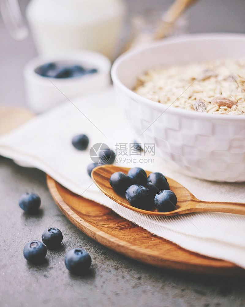 以蓝莓和谷类牛奶作为早餐图片