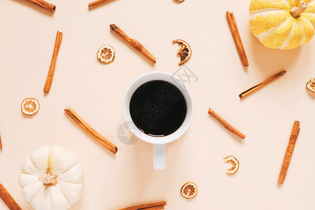 咖啡和肉桂棒面粉图片