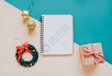 手工艺板和空白笔记本用圣诞节装饰品和礼盒制成背景多彩风格少图片