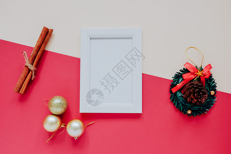 圣诞架手工艺的平板创作楼层和照片架在色彩多风格最微小的背景上用圣诞节装饰品模拟背景