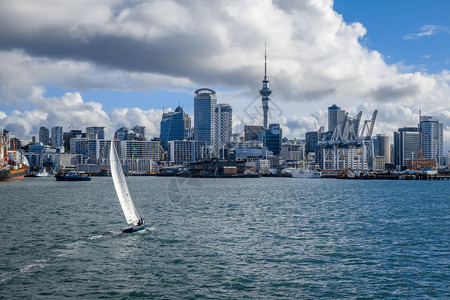 奥克兰帆船新西兰奥克市中心从海洋和帆船水奥克兰市中心背景