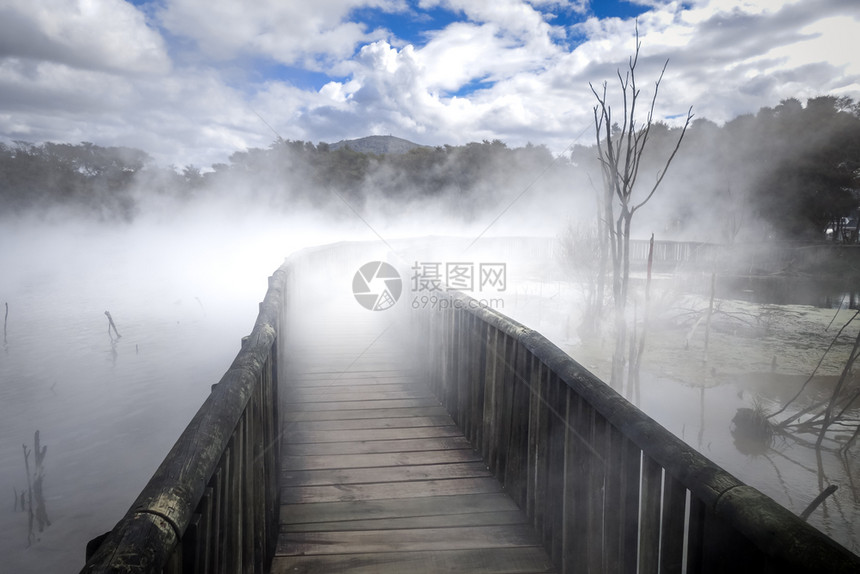 位于新西兰州罗科鲁阿火山地区一个沉雾湖上的桥梁新西兰州罗科鲁阿一个沉雾湖上的桥梁图片