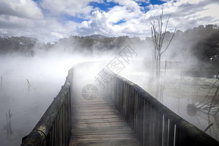 位于新西兰州罗科鲁阿火山地区一个沉雾湖上的桥梁新西兰州罗科鲁阿一个沉雾湖上的桥梁图片