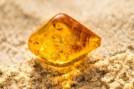 透明树脂黄麻在海的沙滩上背景