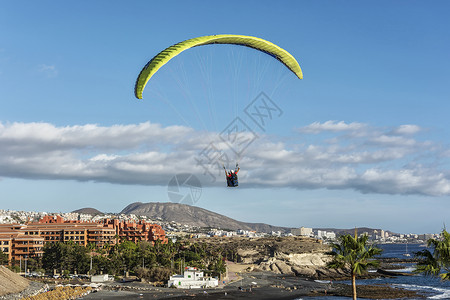 滑翔伞降落在一个牌上的滑翔伞图片