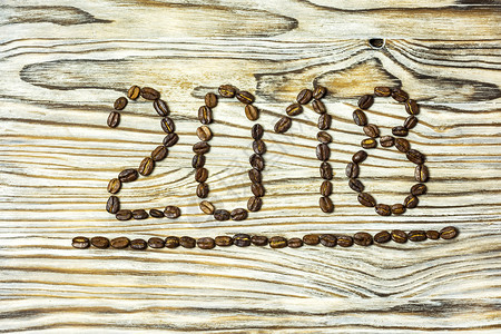 以木制背景咖啡豆编号为2018年的图片