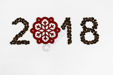 红色咖啡豆2018年咖啡豆含红雪花以2018年咖啡豆含红雪花的浅底设计图片