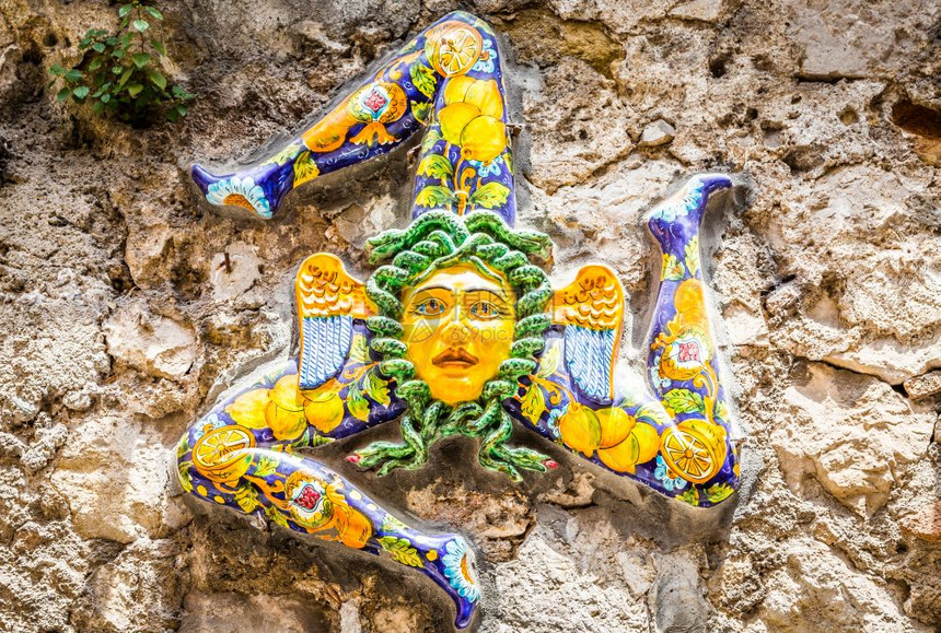典型的三环陶瓷象征西里语挂在taormin的街道上由于岛屿的三角形不同该符号也已被西里语政府采用位于西里语和尔斯夸的旗帜中心图片