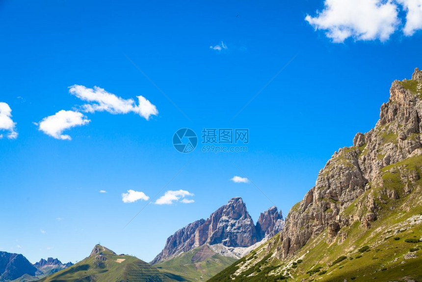 在多洛米提山区意大利的阳光明媚一天蓝色空带有复制间图片