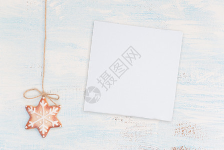 以雪花和木本底白纸卡形式呈现态的圣诞姜饼干图片