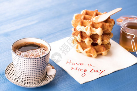 自制美味华夫饼加蜂蜜的早餐图片